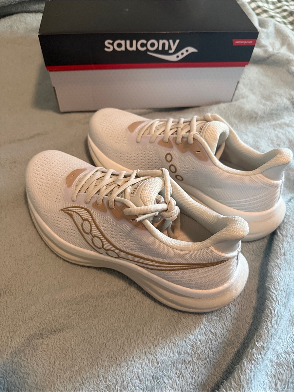 Saucony White Sneakers with Gold Accent Logo